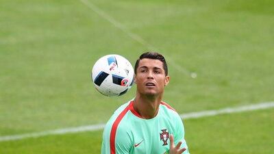 Portugal's forward Cristiano Ronaldo takes part in a training session at the team's base camp in Marcoussis, south of Paris, on June 16, 2016, during the Euro 2016 football tournament. / AFP / FRANCISCO LEONG
