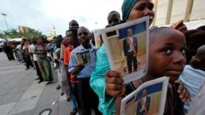 People queue at the presidential palace in Libreville on Saturday to pay their respects to the deceased Gabonese president Omar Bongo.