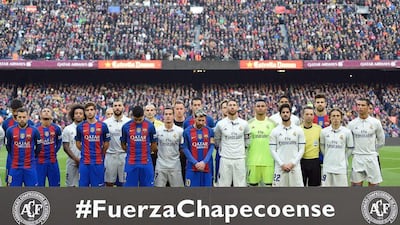 Barcelona and Real Madrid players observe a minute of silence to remember the victims of the Chapecoense plane crash. Lluis Gene / AFP