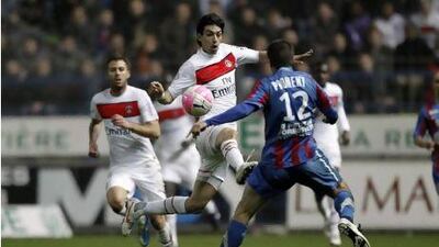 Paris Saint-Germain's Argentinian midfielder Javier Pastore (L) vies for the ball with Caen's French midfielder Gregory Proment (R) during the French L1 football match between Caen and PSG on March 17, 2012 at the Michel D'Ornano Stadium in Caen. AFP PHOTO / CHARLY TRIBALLEAU