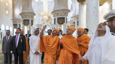 Mahant Swami Maharaj observes the architecture of the ceiling of the main dome of the Grand Mosque.