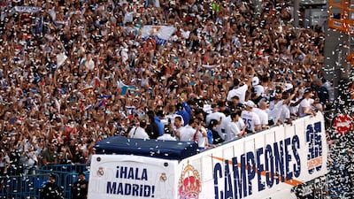 Soccer Football - Real Madrid fans celebrate winning LaLiga - Madrid, Spain - April 30, 2022 Real Madrid players celebrate winning LaLiga on top of the bus with fans at Cibeles fountain in Madrid REUTERS / Susana Vera TPX IMAGES OF THE DAY