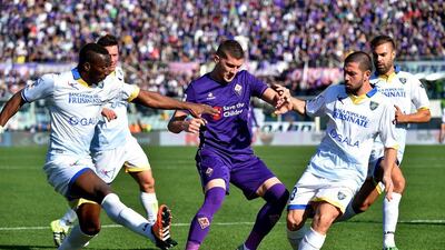 Fiorentina's Ante Rebic, centre, vies with Frosinone defenders during their Italian Serie A match at the Franchi stadium in Florence on November 1, 2015. AFP PHOTO / VINCENZO PINTO