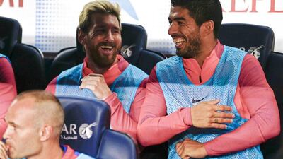 Lionel Messi and Luis Suarez sit on the bench before the start of the match. Quique Garcia / EPA
