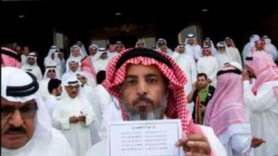 Around 50 dealers and investors demonstrate outside the Kuwait Stock Exchange, criticising the government for allowing small investors to suffer.