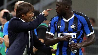 Inter Milan's head coach Antonio Conte speaks with his forward Romelu Lukaku. EPA