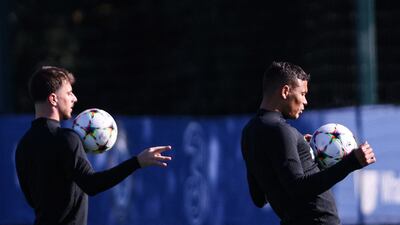 Chelsea's Mason Mount and Thiago Silva control the ball during training on October 10, 2022. AFP