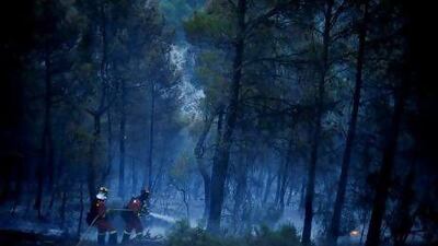 The firefighters battled through the night to extinguish the Torre de Macanes forest fire, which claimed its first victim, a fireman, on Sunday.