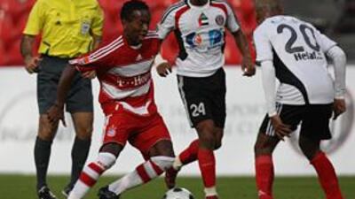 The Brazil international Ze Roberto tries to find a way through the Al Jazira defence.
