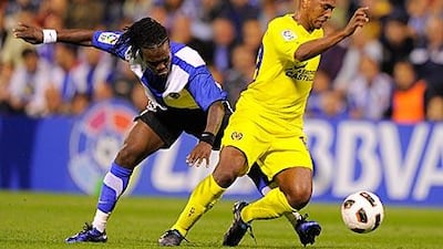 Villarreal’s midfielder Marcos Senna, right.