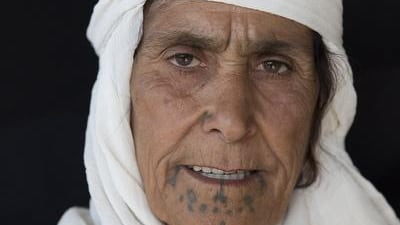 Emina Diyar, about 60 years old, from Kobani. ‘I went to the nomads when I was about eight years old to have the tattoos made. When I got home, I hid my face with my scarf, but when my father saw it, he was angry. He asked: Who did this to you?’
