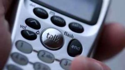 Foreign conmen are targeting mobile phones in the UAE with the false promise of prizes in return for confidential information.