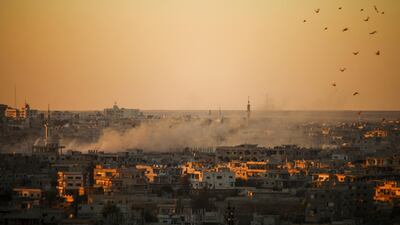 TOPSHOT - Smoke rises above opposition held areas of Daraa during airstrikes by Syrian regime forces on June 26, 2018. Russian-backed regime forces have for weeks been preparing an offensive to retake Syria's south, a strategic zone that borders both Jordan and the Israeli-occupied Golan Heights. / AFP / Mohamad ABAZEED