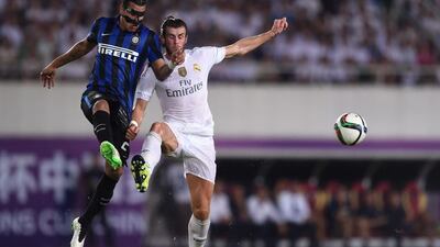Real Madrid’s Welsh midfielder Gareth Bale (R) and Inter Milan’s Colombian defender Jeison Murillo vie for the ball during the International Champions Cup football match between Inter Milan and Real Madrid in Guangzhou on July 27, 2015. AFP PHOTO / JOHANNES EISELE