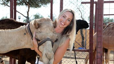 She got to know the camels and learnt how to saddle them