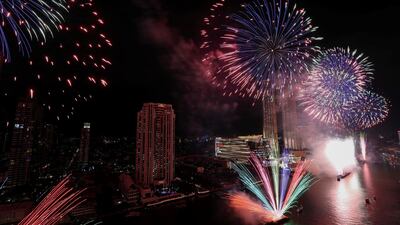 Fireworks explode over Chao Phraya River during the New Year's celebrations in Bangkok, Thailand, January 1, 2020. REUTERS/Soe Zeya Tun
