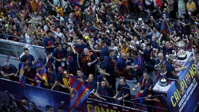 Barcelona's players celebrate from an open-top bus during celebration parade in Barcelona, Spain, June 7, 2015. Barcelona were crowned kings of Europe for the fifth time after beating Juventus 3-1 in a pulsating Champions League final at the Olympic Stadium on Saturday, capping their magnificent season with a title treble. REUTERS/Albert Gea