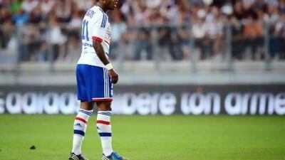 Michel Bastos is trying to work out a move to Al Ain through his present club Lyon, who is in talks with Bundesilga side Schalke to make the Brazilian's current loan deal permanent.