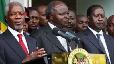 Kofi Annan, left, the Kenyan president Mwai Kibaki, centre, and opposition leader Raila Odinga.