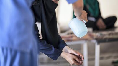 In the recovery tent of the cholera treatment centre at the Qaeda hospital, MSF health promotion team teaches former patients and caretakers some good practices to avoid cholera. Here, patients are taught the best way to wash their hands. Al Thawra hospital / Qaeda / Ibb Governorate.
