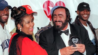 Opera singer Luciano Pavarotti (R) laughs along with Aretha Franklin (L) and the group Boyz II Men (rear) after accepting the eighth MusiCares Foundation "Person of the Year" award in New York 23 February, 1998. AFP