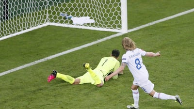 Birkir Bjarnason (R) of Iceland scores the 1-1 goal during the Uefa Euro 2016 group F preliminary round match between Portugal and Iceland at Stade Geoffroy Guichard in Saint-Etienne, France, 14 June 2016. Sergey Dolzhenko / EPA