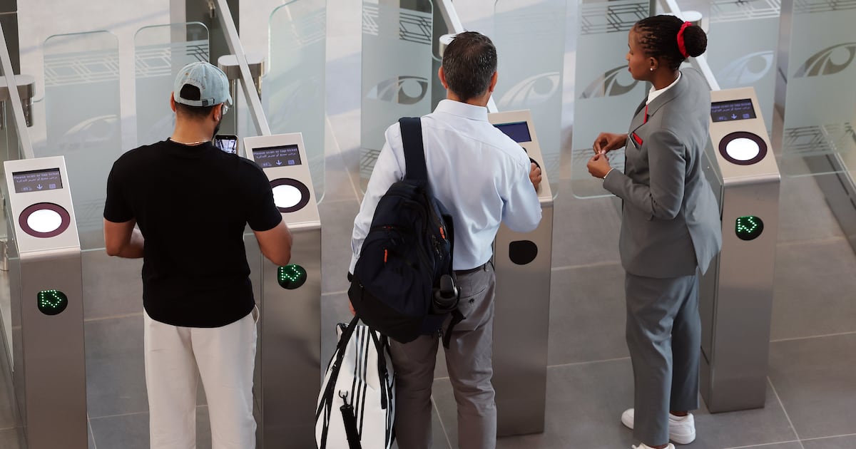 Die gesamte Reise von Dubai nach Abu Dhabi mit dem Zug: Metro, Etihad Rail, Bus und Parkmöglichkeiten. Die gesamte Reise von Dubai nach Abu Dhabi mit dem Zug: Metro, Etihad Rail, Bus und Parkmöglichkeiten.