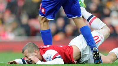 epa03449216 Arsenal's Jack Wilshere (L) reacts against QPR's Esteban Granero (top) during the English Premier League soccer match between Arsenal and Queens Park Rangers at the Emirates Stadium in London, Britain, 27 October 2012. Arsenal won the match 1-0. EPA/FACUNDO ARRIZABALAGA DataCo terms and conditions apply. http//www.epa.eu/downloads/DataCo-TCs.pdf *** Local Caption *** 03449216.jpg