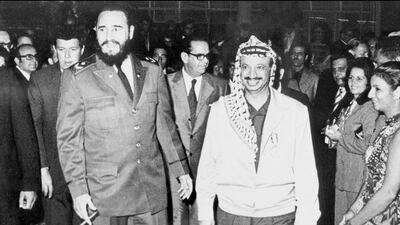 Palestine Liberation Organization (PLO) chairman Yasser Arafat walking with Cuban leader Fidel Castro during his visit in Cuba in December 1974. Cuban revolutionary icon Fidel Castro died late on November 25, 2016 in Havana, his brother, President Raul Castro, announced on national television. / AFP / STF