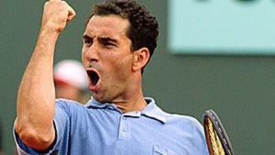 Albert Costa was as much a clay-court specialist as Gustavo Kuertan. Costa beat hm 6-4, 7-5, 6-4.