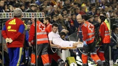 Michael Carrick leaves the pitch on a stretcher after picking up an injury. Morell / EPA