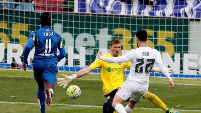 Real Madrid’s midfielder Isco (R) scores his goal in front of goalkeeper Vicente Guaita (C) of Getafe FC during their La Liga match played at Coliseum Alfonso Perez stadium in Getafe, Madrid, Spain on 15 April 2016. EPA/JuanJo Martin