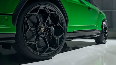 Optional Pirelli Trofeo R tyres are specially developed for the Urus Performante.