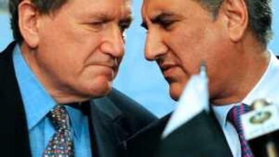 Pakistan Foreign Minister Shah Mehmood Qureshi (right) chats with Richard Holbrooke (centre), US special envoy for Afghanistan and Pakistan, during a joint press conference after a meeting at the Foreign Ministry in Islamabad.