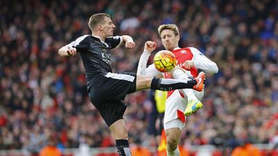 Leicester’s Marc Albrighton in action with Arsenal’s Nacho Monreal. Reuters / Darren Staples