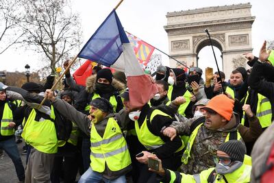 Protestors wearing "yellow vests" on December 8, 2018 near the Arc de Triomphe in Paris. AFP
