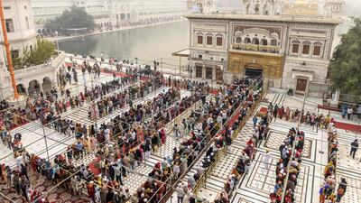 Sikh devotees gather to pay respect on the occasion of Bandi Chhor Divas, a Sikh festival coinciding with Diwali, the Hindu festival of light, at the Golden Temple in Amritsar on November 14, 2020. / AFP / NARINDER NANU