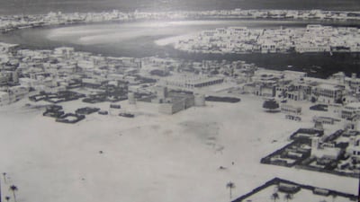 T7DCMW Dubai in 1950; the area in this photo shows Bur Dubai in the foreground (centered on Al-Fahidi Fort); Deira in middle-right on the other side of the creek; and Al Shindagha (left) and Al Ras (right) in the background across the creek again from Deira. Alamy
