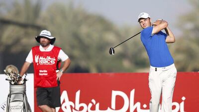 epa05115142 Martin Kaymer (R) of Germany tees off during the first round of the Abu Dhabi HSBC Golf Championship 2016 at Abu Dhabi Golf Club in Abu Dhabi, United Arab Emirates, 21 January 2016. EPA/ALI HAIDER