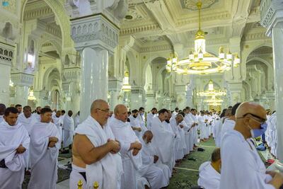People perform the Tarawih prayers at Masjid Al Haram in Makkah, Saudi Arabia. SPA ع / عام / أجواء روحانية تحفّ قاصدي المسجد الحرام في صلاة التراويح في أول ليلة من ليالي الشهر الفضيل (واس) 01 رمضان 1443 هـ