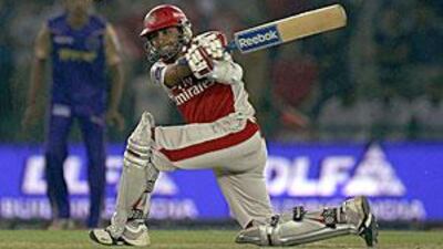 Manvinder Singh Bisla goes for a slog sweep on his way to a knock of 35, the highest for Kings XI Punjab.