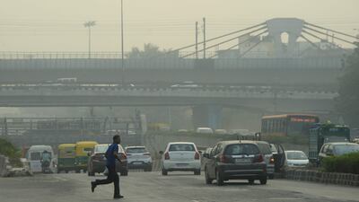 Indian commuters drive amid heavy smog in New Delhi on November 6, 2017. / AFP PHOTO / DOMINIQUE FAGET
