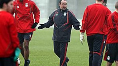 The Liverpool manager Rafael Benitez takes a training session yesterday ahead of tonight's match against Unirea Urziceni.