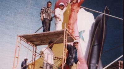 Natiq Al Alousi, bottom left, white hat, jeans and dark jacket, with the Statue of Iraq’s Flag for The Martyrs Memorial prior to its placing at Al Shaheed Monument on the East Side of the Tigris River. Courtesy Natiq Al Alousi