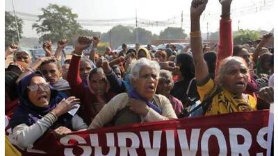 A reader supports the survivors of India's Bhopal disaster who are demanding compensation. Mannish Swarup / AP