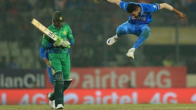 Indian cricketer Hardik Pandya (R) celebrates after the dismissal of the Pakistan cricketer Shoaib Malik during the match between India and Pakistan at the Asia Cup T20 cricket tournament at the Sher-e-Bangla National Cricket Stadium in Dhaka on February 27, 2016. AFP PHOTO / STR