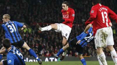 Manchester United's Dimitar Berbatov, centre, scores against Middlesbrough to seal a 1-0 win.