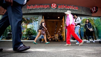 People walk past a store of yogawear retailer Lululemon Athletica in downtown Vancouver in this file photo from June 11, 2014. Lululemon Athletica Inc reported a better-than-expected quarterly profit December 11, 2014, as online sales jumped 27 percent. REUTERS/Ben Nelms/Files (CANADA - Tags: BUSINESS LOGO)