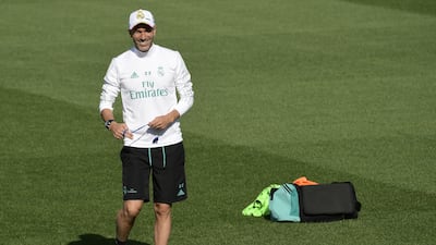 Real Madrid's coach Zinedine Zidane oversees the training session. Javier Soriano / AFP