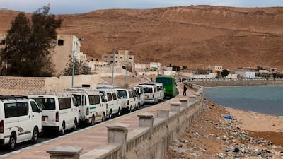 Tens of taxis wait in line to reach the Sallum border crossing with Libya on February 24, 2011 in order to transport Egyptians fleeing the political turmoil in the midst of an insurrection against Moamer Kadhafi's regime. AFP PHOTO/TREVOR SNAPP (Photo by Trevor Snapp / AFP)